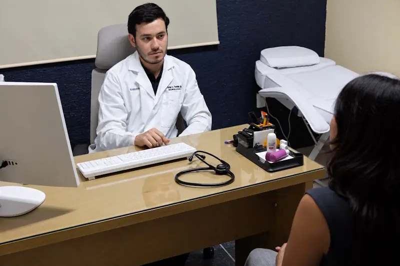 Dr. Rubén Florentín en consulta